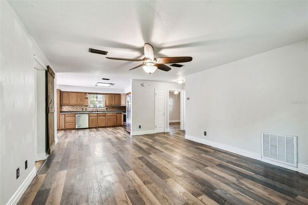 待售: $390,000 (2 贝兹, 2 浴室, 1124 平方英尺)