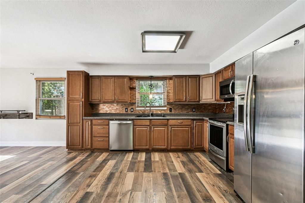 待售: $390,000 (2 贝兹, 2 浴室, 1124 平方英尺)