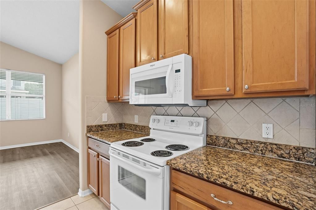 Activo con contrato: $309,900 (3 camas, 2 baños, 2062 Pies cuadrados)