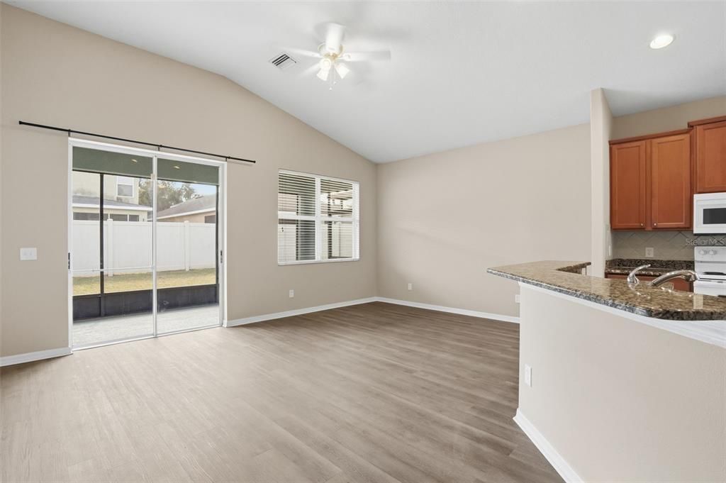 Activo con contrato: $309,900 (3 camas, 2 baños, 2062 Pies cuadrados)