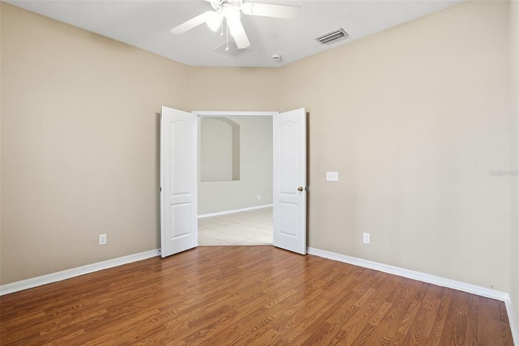 Activo con contrato: $309,900 (3 camas, 2 baños, 2062 Pies cuadrados)