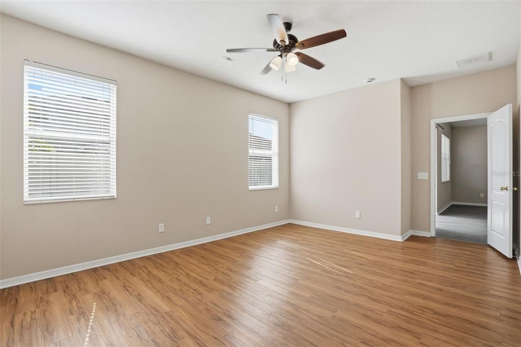 Activo con contrato: $309,900 (3 camas, 2 baños, 2062 Pies cuadrados)