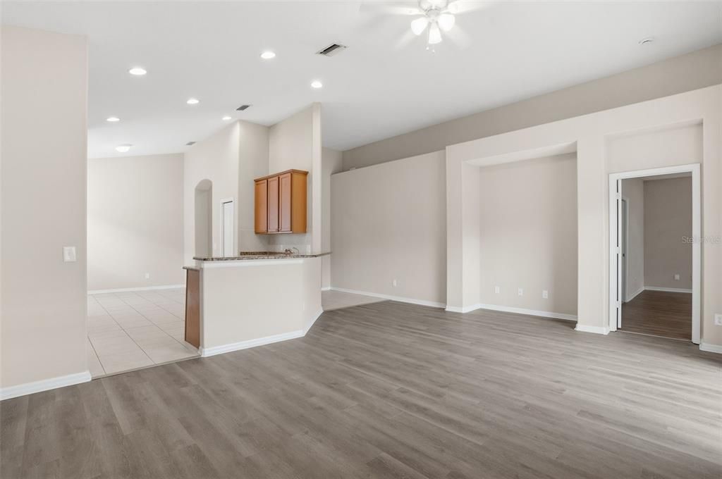 Activo con contrato: $309,900 (3 camas, 2 baños, 2062 Pies cuadrados)