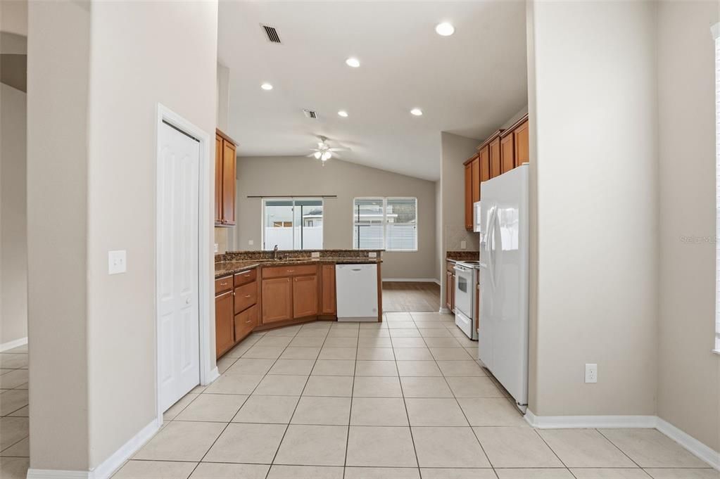 Activo con contrato: $309,900 (3 camas, 2 baños, 2062 Pies cuadrados)