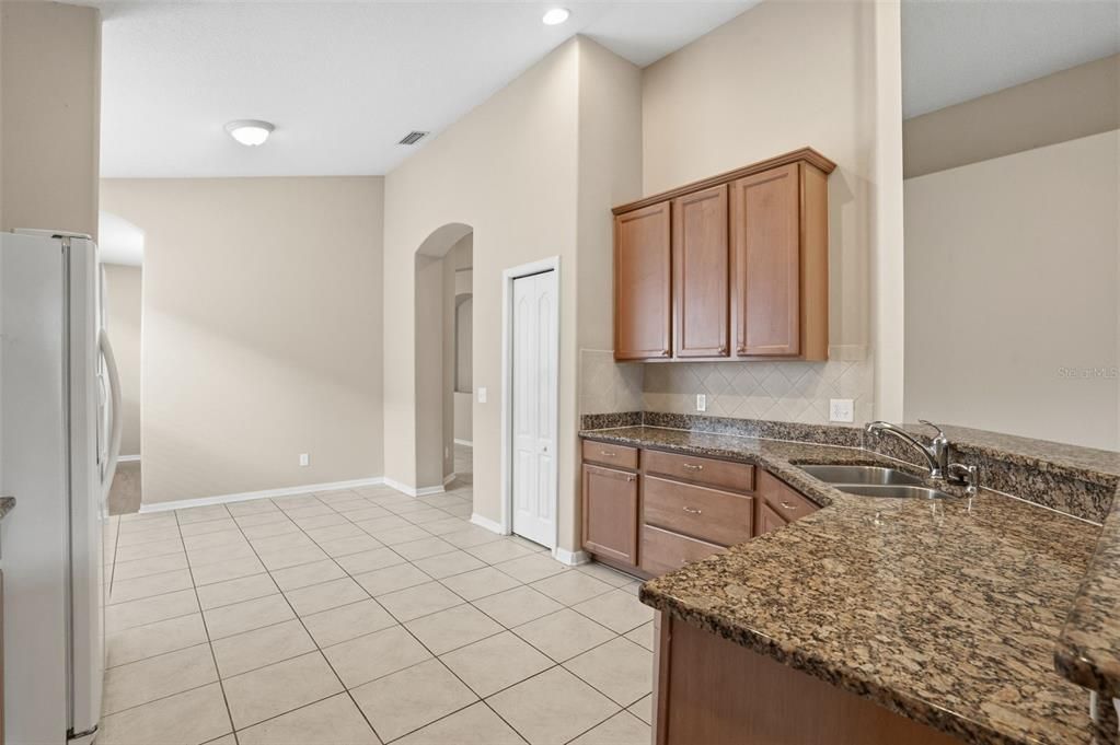 Activo con contrato: $309,900 (3 camas, 2 baños, 2062 Pies cuadrados)