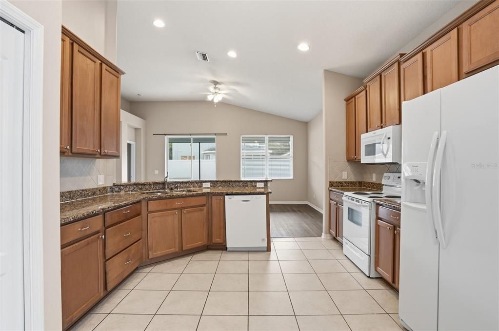 Activo con contrato: $309,900 (3 camas, 2 baños, 2062 Pies cuadrados)