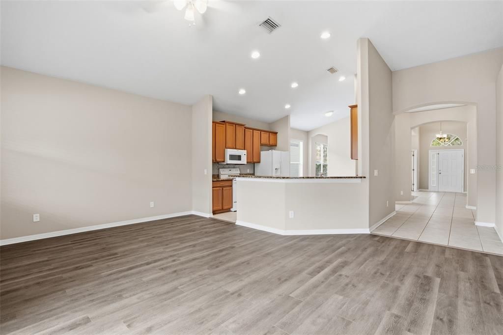 Activo con contrato: $309,900 (3 camas, 2 baños, 2062 Pies cuadrados)