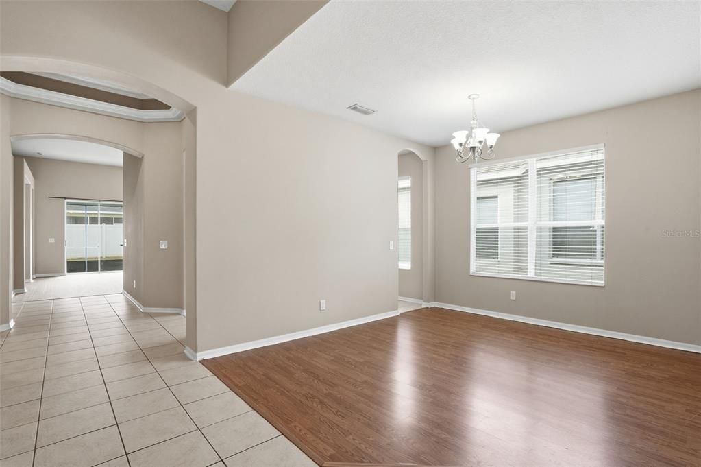 Activo con contrato: $309,900 (3 camas, 2 baños, 2062 Pies cuadrados)