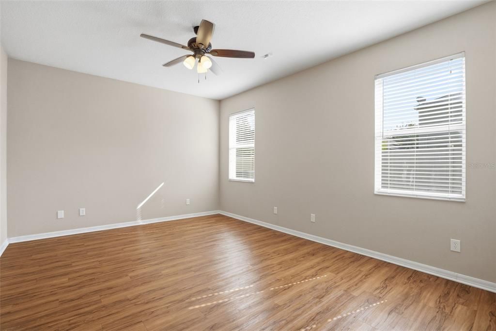 Activo con contrato: $309,900 (3 camas, 2 baños, 2062 Pies cuadrados)