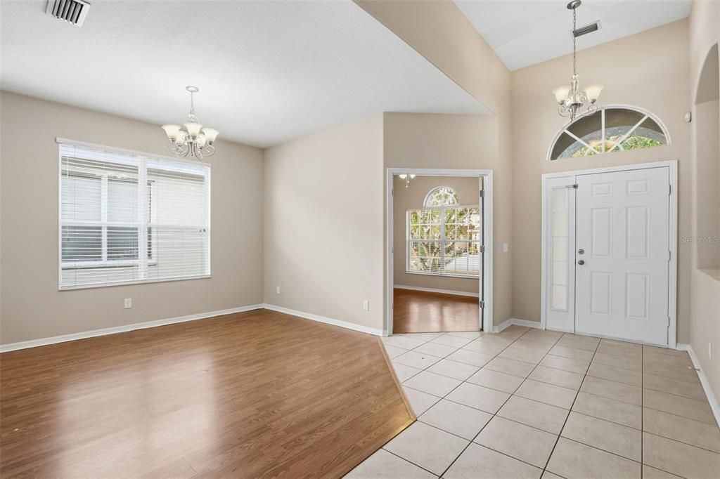 Activo con contrato: $309,900 (3 camas, 2 baños, 2062 Pies cuadrados)