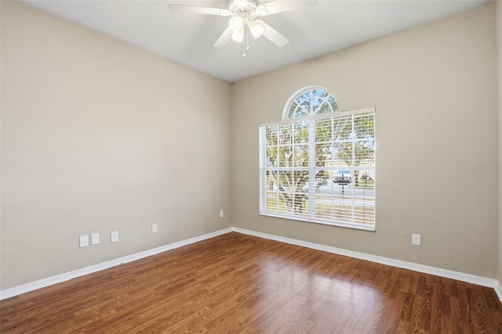 Activo con contrato: $309,900 (3 camas, 2 baños, 2062 Pies cuadrados)