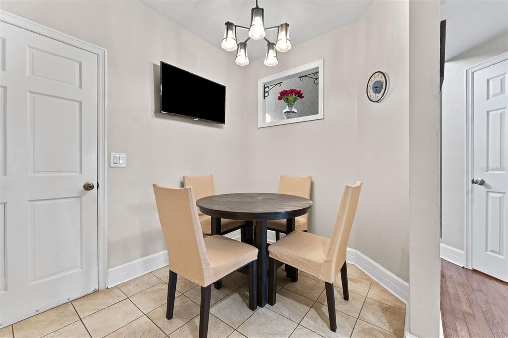 Под контрактом: $325,000 (2 спален, 2 ванн, 1782 Квадратных фут)