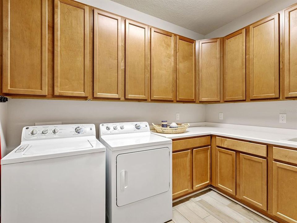 For Sale: $950,000 (3 beds, 3 baths, 2335 Square Feet)