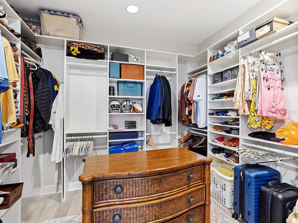 For Sale: $950,000 (3 beds, 3 baths, 2335 Square Feet)