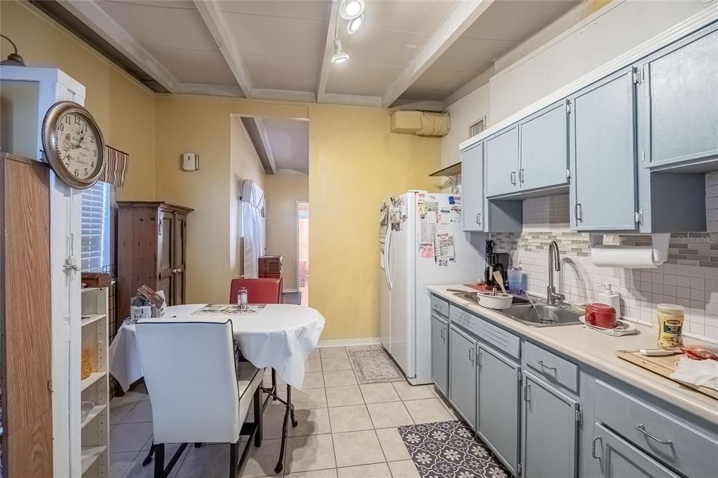 待售: $199,000 (2 贝兹, 1 浴室, 795 平方英尺)