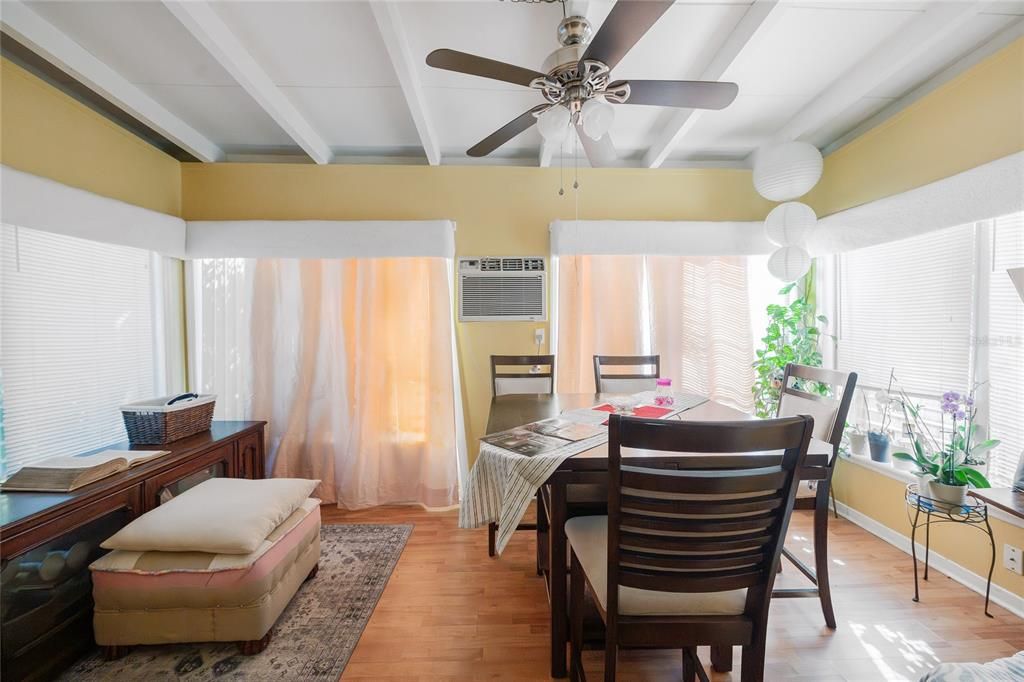 待售: $199,000 (2 贝兹, 1 浴室, 795 平方英尺)