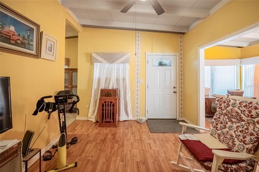 待售: $199,000 (2 贝兹, 1 浴室, 795 平方英尺)