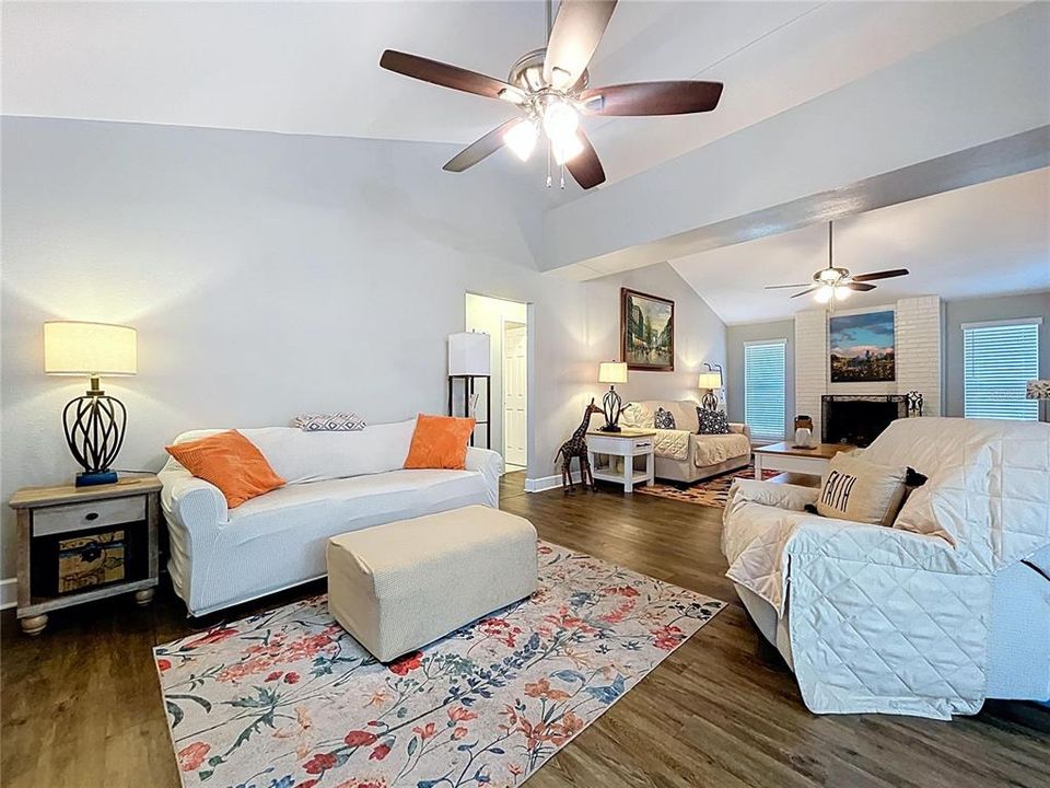 На продажу: $310,000 (3 спален, 2 ванн, 1414 Квадратных фут)