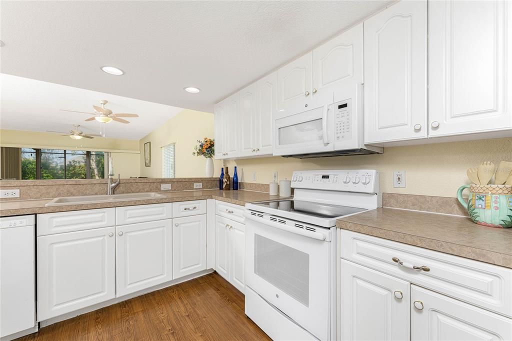 待售: $180,000 (2 贝兹, 2 浴室, 1230 平方英尺)