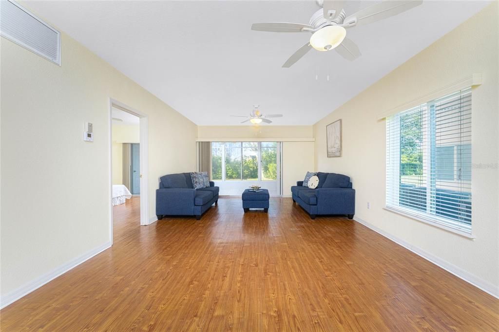 待售: $180,000 (2 贝兹, 2 浴室, 1230 平方英尺)