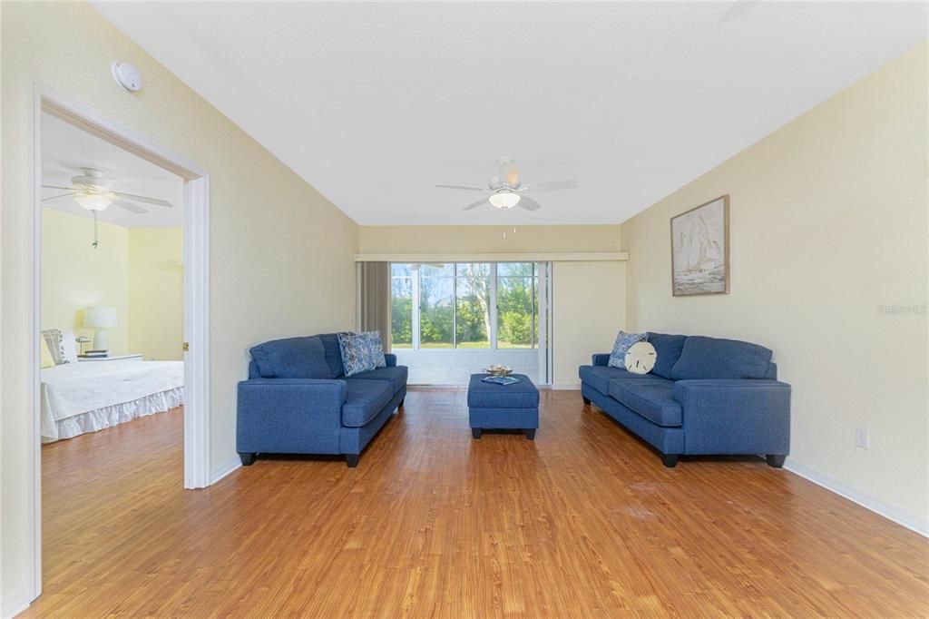 待售: $180,000 (2 贝兹, 2 浴室, 1230 平方英尺)