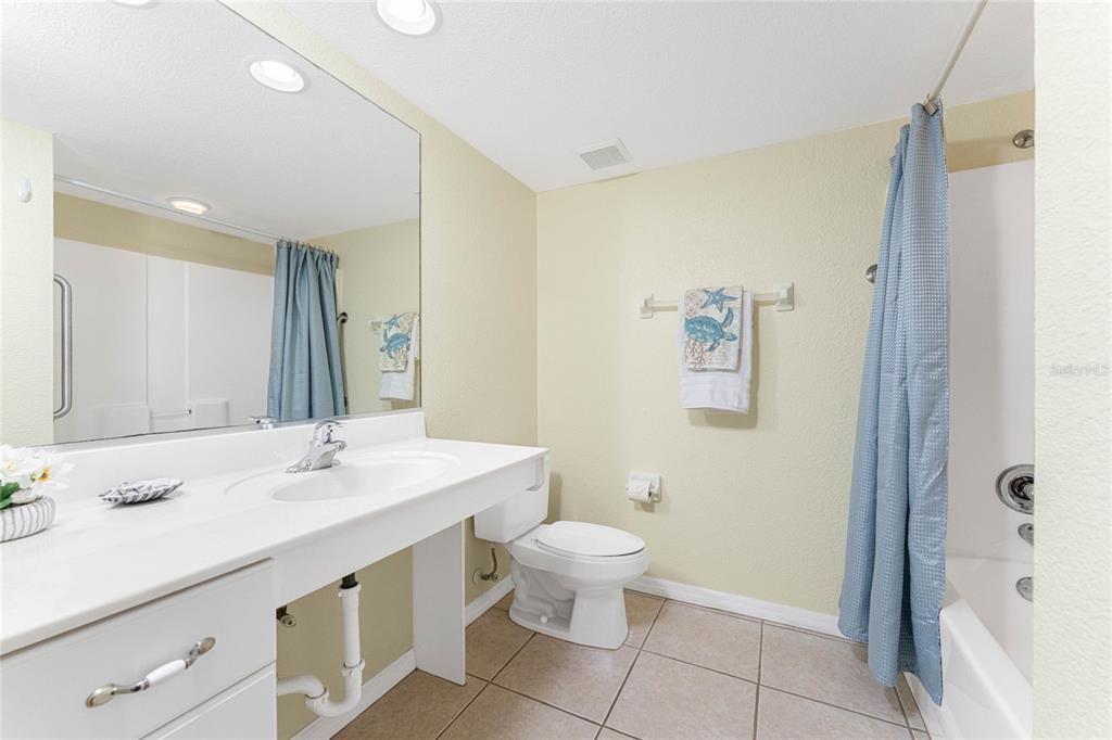 待售: $180,000 (2 贝兹, 2 浴室, 1230 平方英尺)