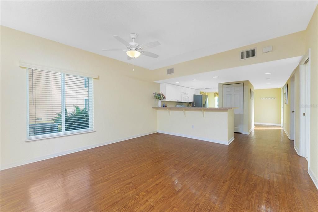 待售: $180,000 (2 贝兹, 2 浴室, 1230 平方英尺)