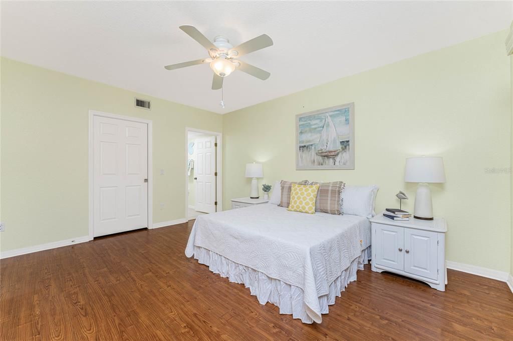 待售: $180,000 (2 贝兹, 2 浴室, 1230 平方英尺)