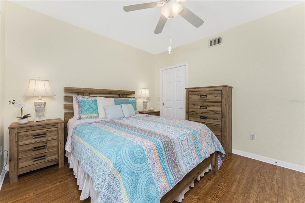 待售: $180,000 (2 贝兹, 2 浴室, 1230 平方英尺)