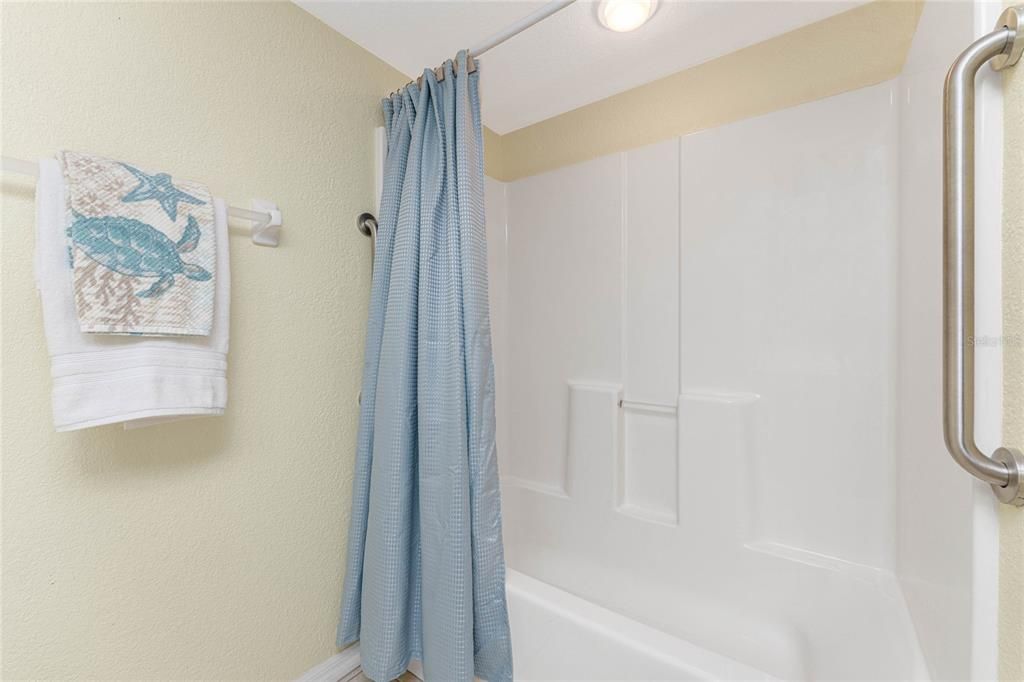 待售: $180,000 (2 贝兹, 2 浴室, 1230 平方英尺)