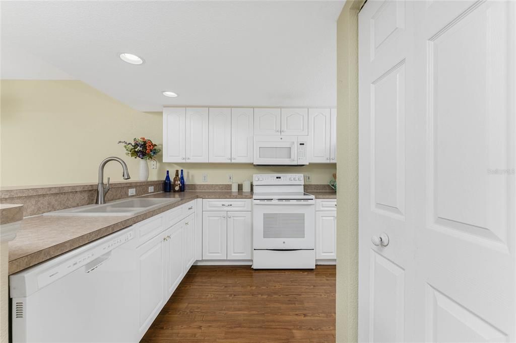 待售: $180,000 (2 贝兹, 2 浴室, 1230 平方英尺)