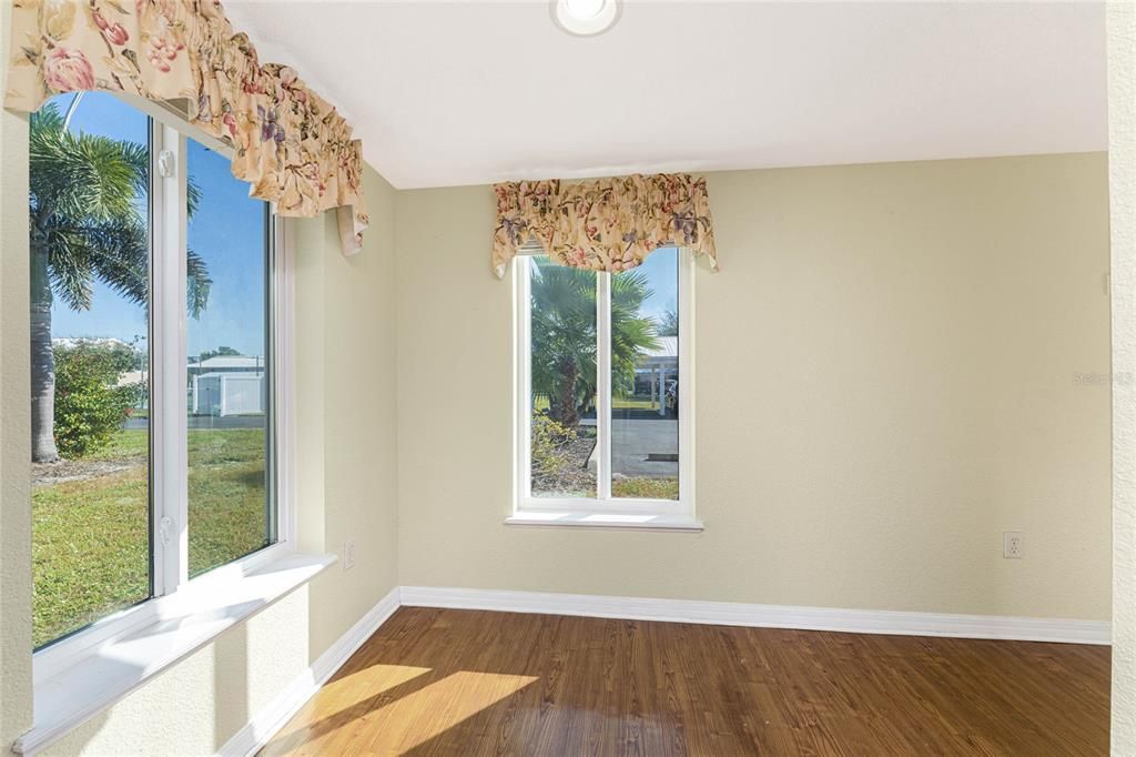 待售: $180,000 (2 贝兹, 2 浴室, 1230 平方英尺)