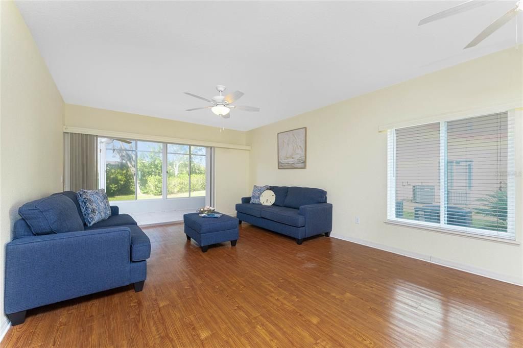 待售: $180,000 (2 贝兹, 2 浴室, 1230 平方英尺)