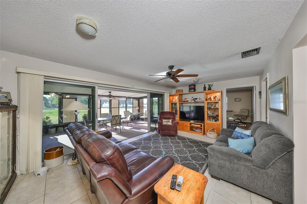 En Venta: $369,000 (4 camas, 3 baños, 1684 Pies cuadrados)