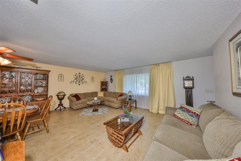 En Venta: $369,000 (4 camas, 3 baños, 1684 Pies cuadrados)