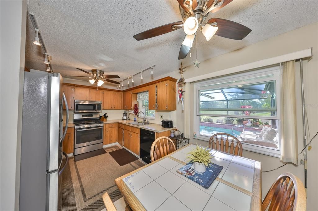 En Venta: $369,000 (4 camas, 3 baños, 1684 Pies cuadrados)