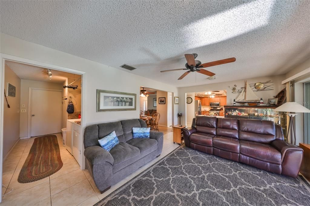 En Venta: $369,000 (4 camas, 3 baños, 1684 Pies cuadrados)