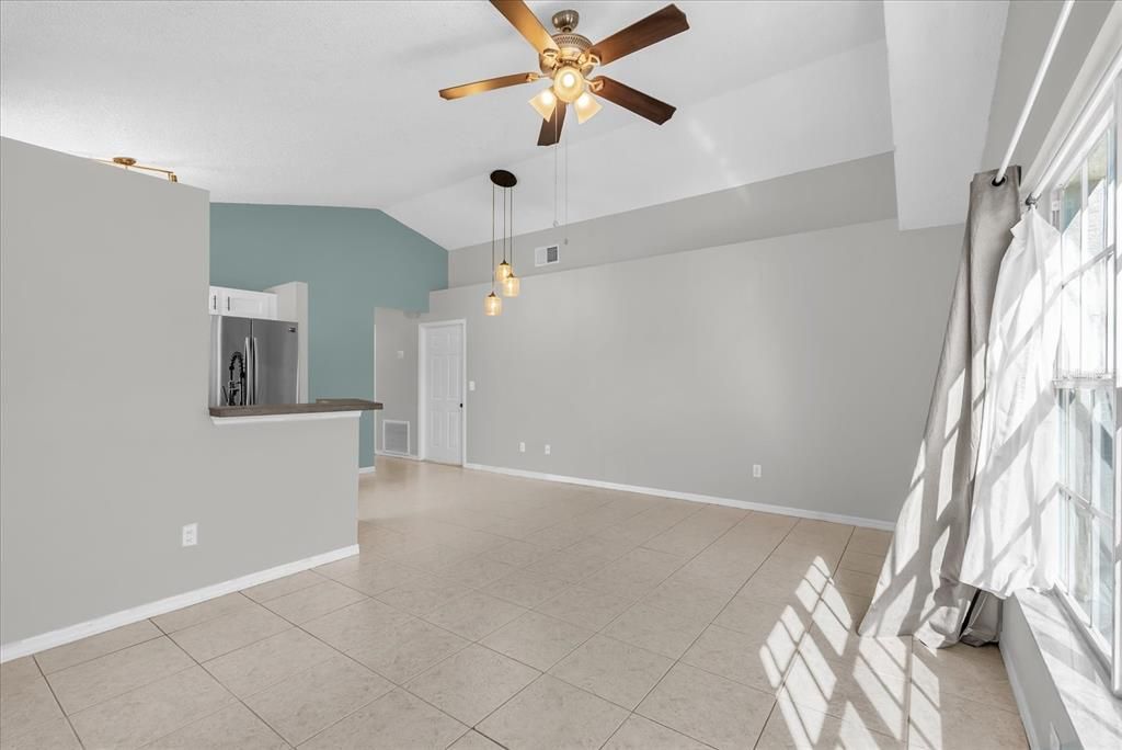 For Sale: $309,000 (2 beds, 2 baths, 936 Square Feet)