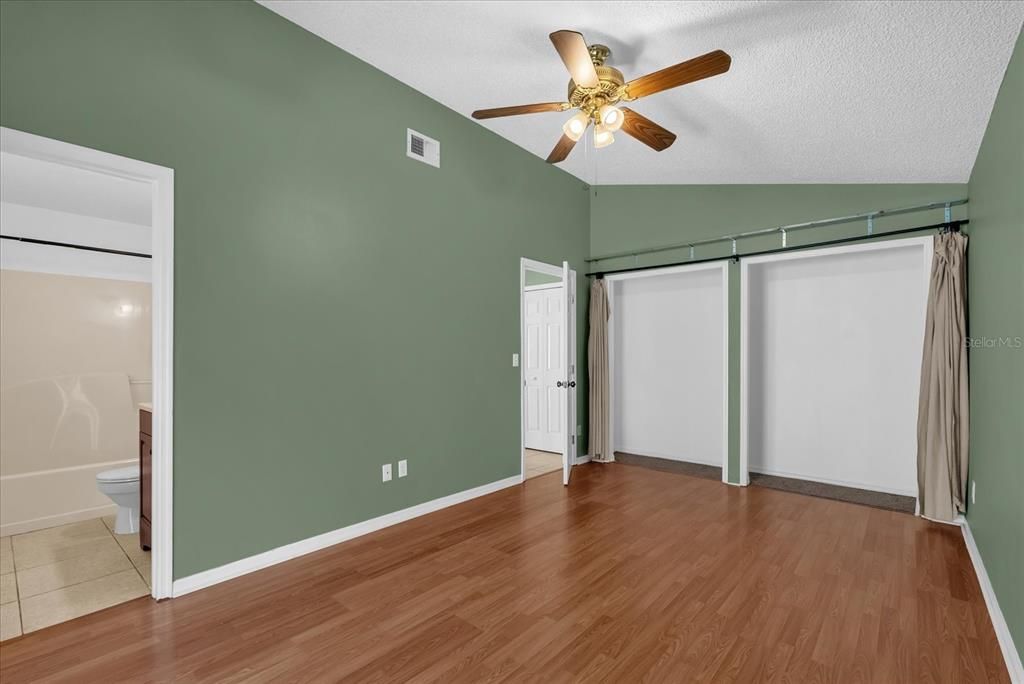 For Sale: $309,000 (2 beds, 2 baths, 936 Square Feet)