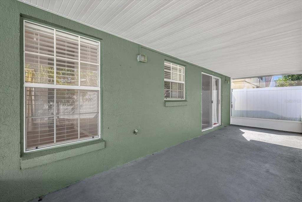 For Sale: $309,000 (2 beds, 2 baths, 936 Square Feet)