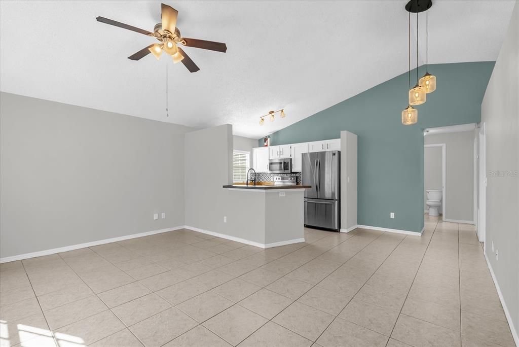 For Sale: $309,000 (2 beds, 2 baths, 936 Square Feet)