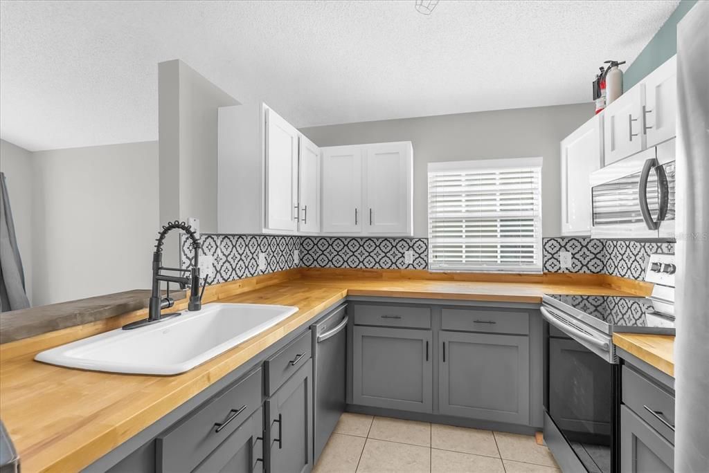 For Sale: $309,000 (2 beds, 2 baths, 936 Square Feet)