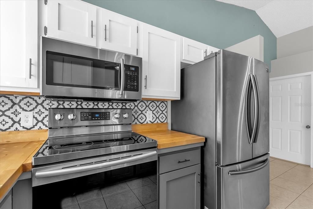 For Sale: $309,000 (2 beds, 2 baths, 936 Square Feet)