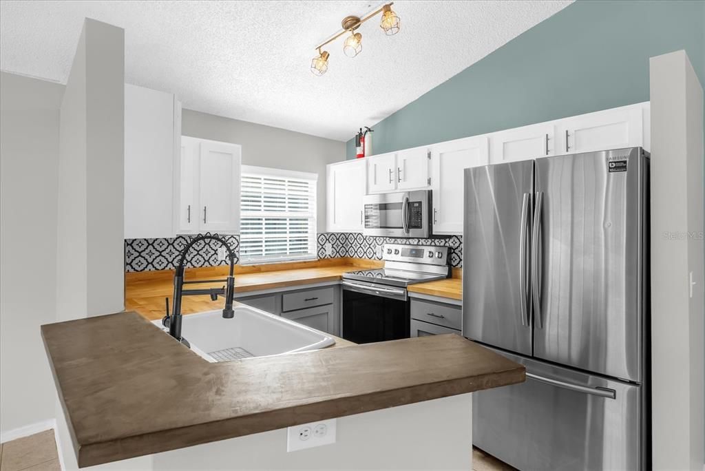 For Sale: $309,000 (2 beds, 2 baths, 936 Square Feet)