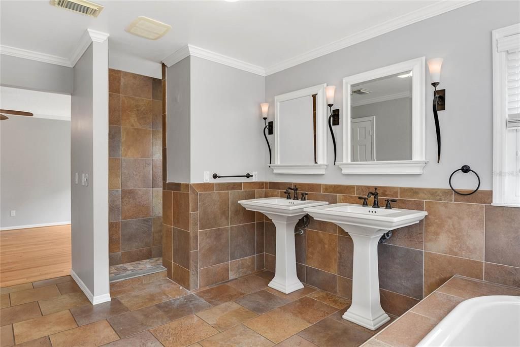 For Rent: $4,950 (4 beds, 2 baths, 2406 Square Feet)