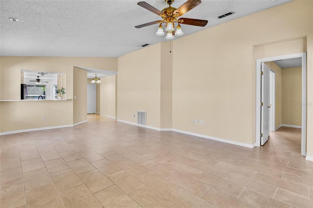 Active With Contract: $339,900 (3 beds, 2 baths, 1364 Square Feet)