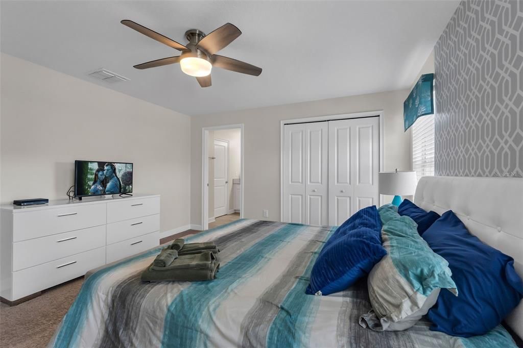 Под контрактом: $345,000 (4 спален, 3 ванн, 1902 Квадратных фут)