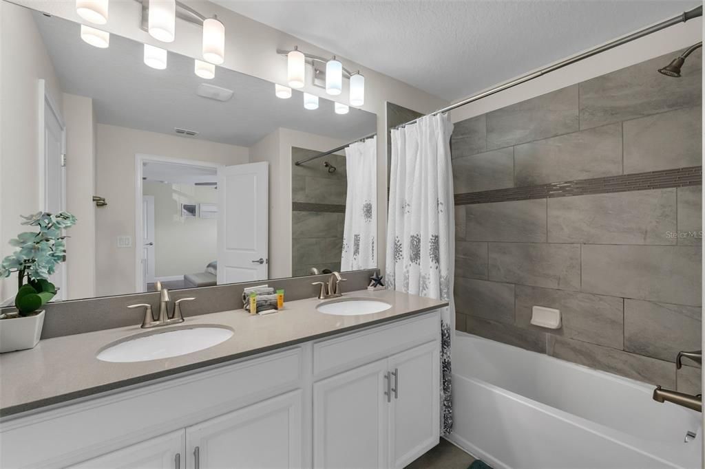 Под контрактом: $345,000 (4 спален, 3 ванн, 1902 Квадратных фут)