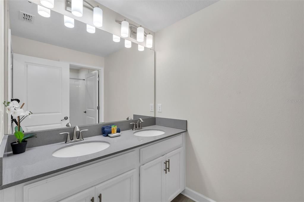 Под контрактом: $345,000 (4 спален, 3 ванн, 1902 Квадратных фут)