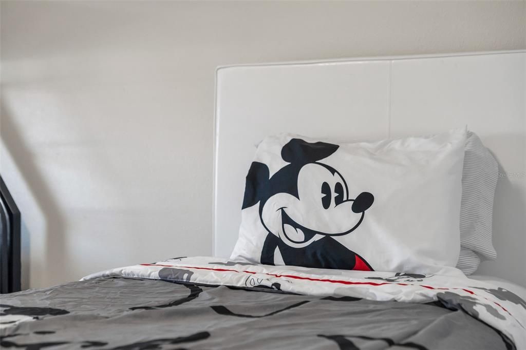 Под контрактом: $345,000 (4 спален, 3 ванн, 1902 Квадратных фут)